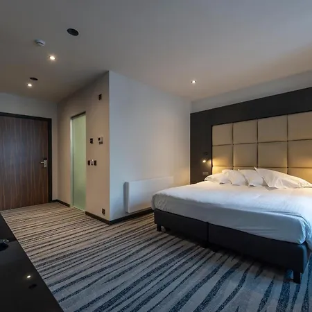 فندق Monarc 4*