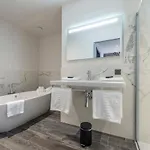 Monarc 4*